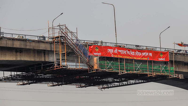বছর চারেক আগে উদ্ধারকারী জাহাজ ‘প্রত্যয়ের’ আঘাতে পোস্তগোলা সেতুর যে অংশ ক্ষতিগ্রস্ত হয়েছে, সেখানে চলছে মেরামত কাজ।