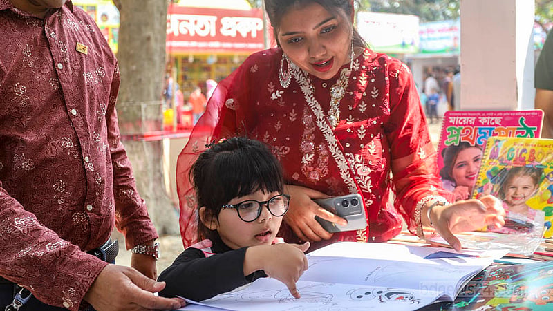 বইমেলায় স্টলে ঘুরে ঘুরে বই পছন্দ করছে শিশুরা, এরপর সেগুলো হাতে নিয়ে দেখছেন স্বজনেরা।
