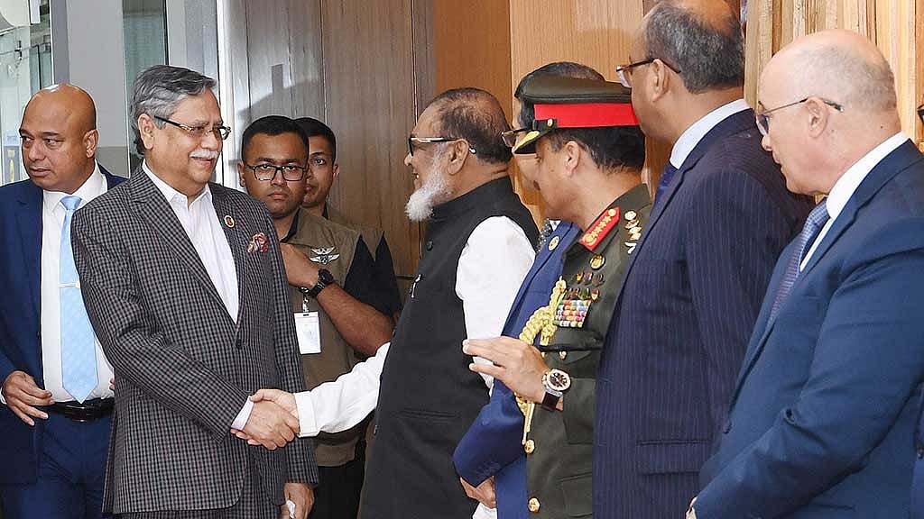 দেশে ফিরেছেন রাষ্ট্রপতি