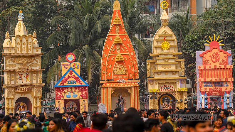 সরস্বতী পূজায় বুধবার ঢাকা বিশ্ববিদ্যালয়ের জগন্নাথ হলের মাঠে বিভিন্ন বিভাগের মণ্ডপ।