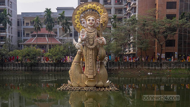 সরস্বতী পূজায় বুধবার ঢাকা বিশ্ববিদ্যালয়ের জগন্নাথ হলের পুকুরে বিদ্যাদেবীর প্রতিমা।