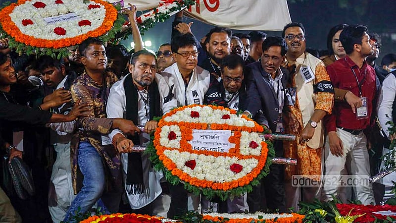 একুশের প্রথম প্রহরে কেন্দ্রীয় শহীদ মিনারে শ্রদ্ধা নিবেদন করেন জাতীয় সমাজতান্ত্রিক দলের নেতাকর্মীরা। 