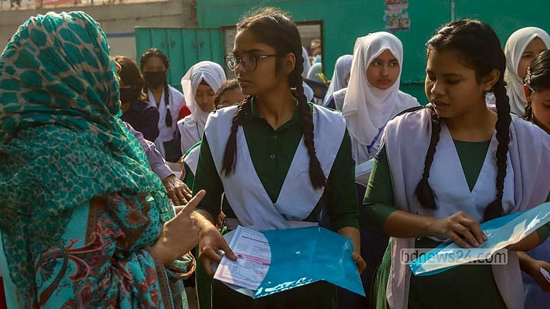 এসএসসি পরীক্ষার প্রথম দিন বৃহস্পতিবার রাজধানীর মোহাম্মদপুর সরকারি উচ্চ বিদ্যালয় কেন্দ্রে প্রবেশ করছেন পরীক্ষার্থীরা।