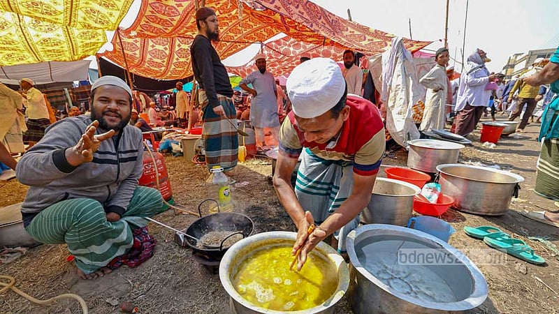 টঙ্গীর তুরাগ তীরে বিশ্ব ইজতেমার মাঠে শুক্রবার দুপুরে রান্নায় ব্যস্ত তাবলিগ জামাতের অনুসারীরা।