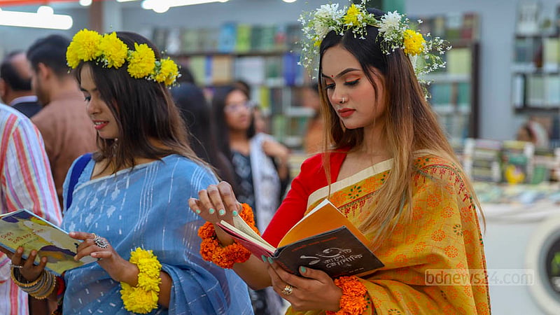 প্রকৃতিতে ফাল্গুনের আগমনী বার্তা জানান দিচ্ছে ষড়ঋতুর শেষ ঋতু বসন্ত দুয়ারে। পঞ্জিকার পাতায় এক দিন বাকি থাকলেও মঙ্গলবার অনেকের বাসন্তী সাজ রঙিন করে তোলে বইমেলাকে।