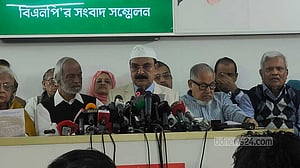 বাংলাদেশ ‘ক্রসফায়ারের মুখে’: গয়েশ্বর