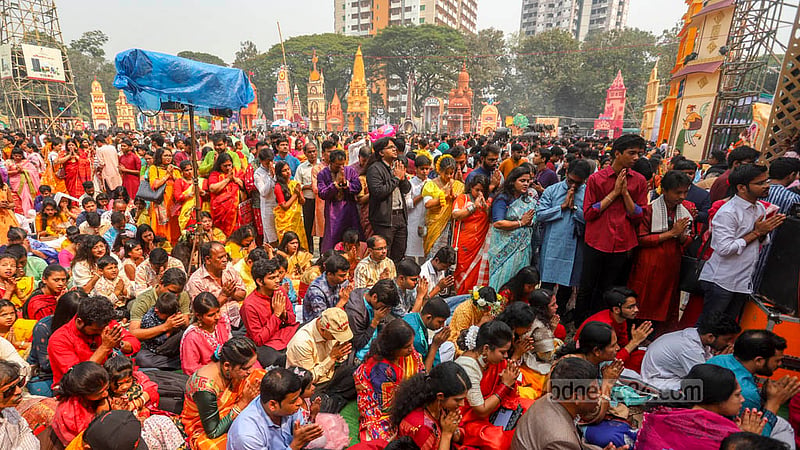 সনাতন ধর্মাবলম্বীদের বিশ্বাস- ভগবানের জ্ঞান ও বিদ্যার রূপ হলেন দেবী সরস্বতী। জগন্নাথ হলের মাঠে তারই আরাধনা।