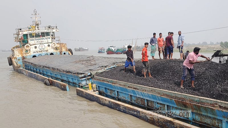 শ্রমিকরা কয়লা সরানোর কাজ করছেন।