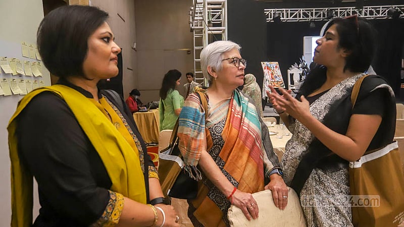 ঢাকার বনানীর একটি হোটেলে বৃহস্পতিবার বিকালে চা-চক্র আয়োজনে বহু মত, পথ ও পেশার মানুষদের দেখা যায়।