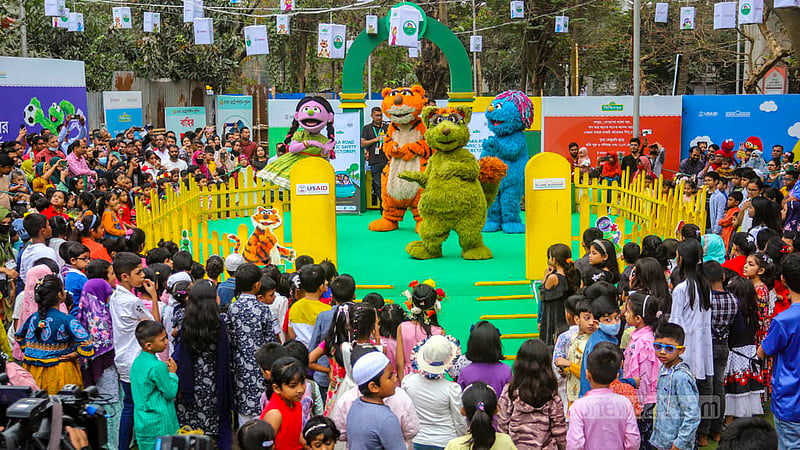 একুশে বইমেলায় শুক্রবার শিশুপ্রহরে সিসিমপুরের চরিত্রগুলোর সঙ্গে আনন্দে মাতে ছোটরা।