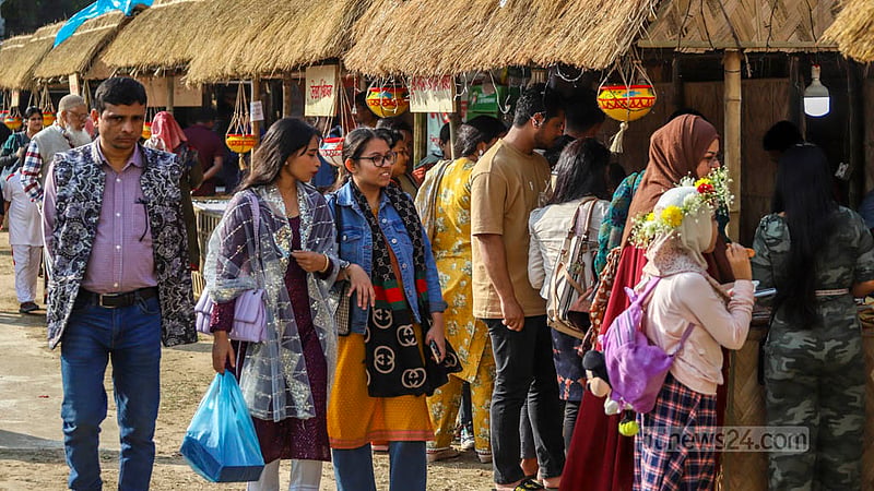 শিল্পকলা একাডেমি প্রাঙ্গণে জাতীয় পিঠা উৎসবের স্টলগুলোতে দর্শনার্থীদের ভিড়।