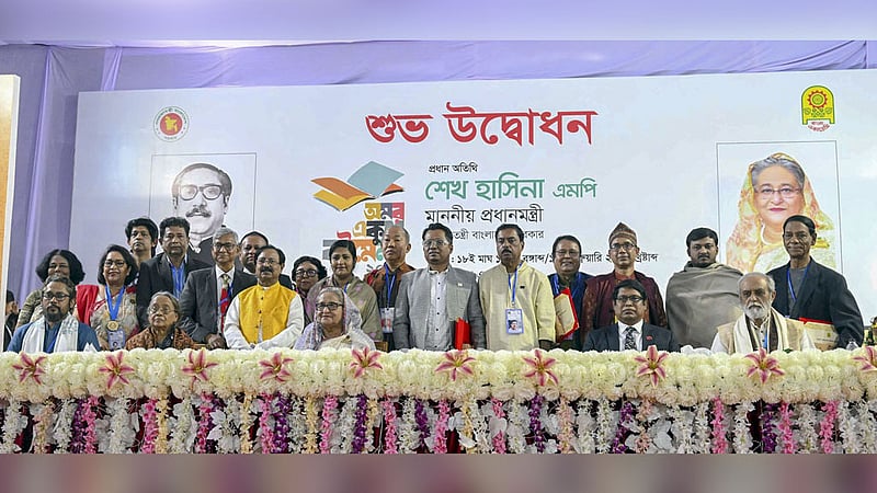 বাংলা একাডেমি প্রাঙ্গণে বৃহস্পতিবার একুশে বইমেলার উদ্বোধন অনুষ্ঠানে প্রধানমন্ত্রী শেখ হাসিনার সঙ্গে ফটো সেশনে ২০২৩ সালের বাংলা একাডেমি পুরস্কারপ্রাপ্তরা।