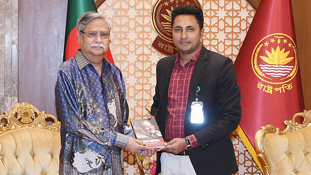 ‘তরুণ প্রজন্মের প্রেরণা শেখ হাসিনা’ বইয়ের মোড়ক উন্মোচন করলেন রাষ্ট্রপতি