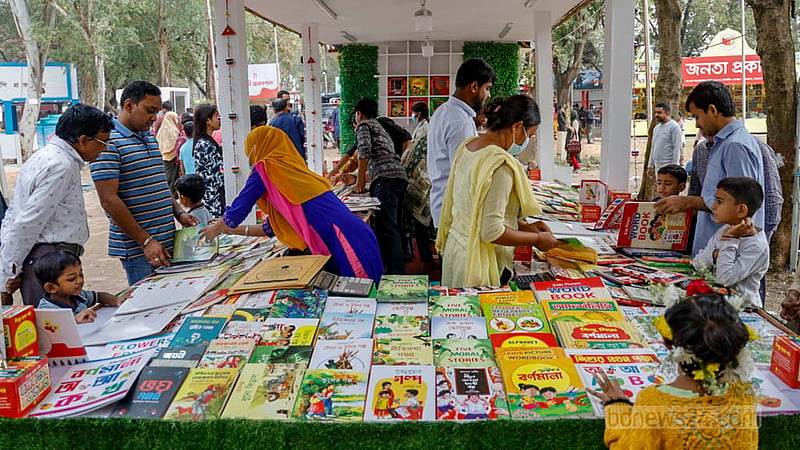 একুশে বইমেলায় শুক্রবার প্রথম শিশুপ্রহরে স্টলগুলতে ভিড় করে শিশুরাও।