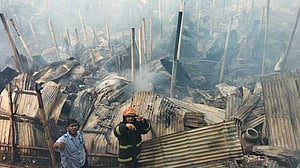ঝিলপাড় বস্তির আগুন নিভল সোয়া এক ঘণ্টায়