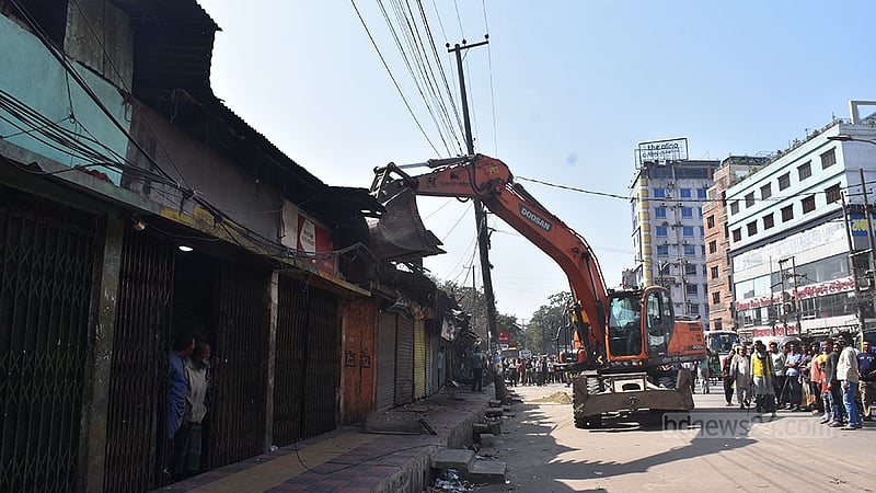 চট্টগ্রাম রেল স্টেশন এলাকায় বৃহস্পতিবার সকালে অবৈধ স্থাপনা বুলডোজার দিয়ে গুঁড়িয়ে দেয় সিটি করপোরেশন।