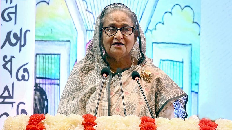 ঢাকার ওসমানী স্মৃতি মিলনায়তনে মঙ্গলবার একুশে পদক বিতরণ অনুষ্ঠানে প্রধানমন্ত্রী শেখ হাসিনা।
