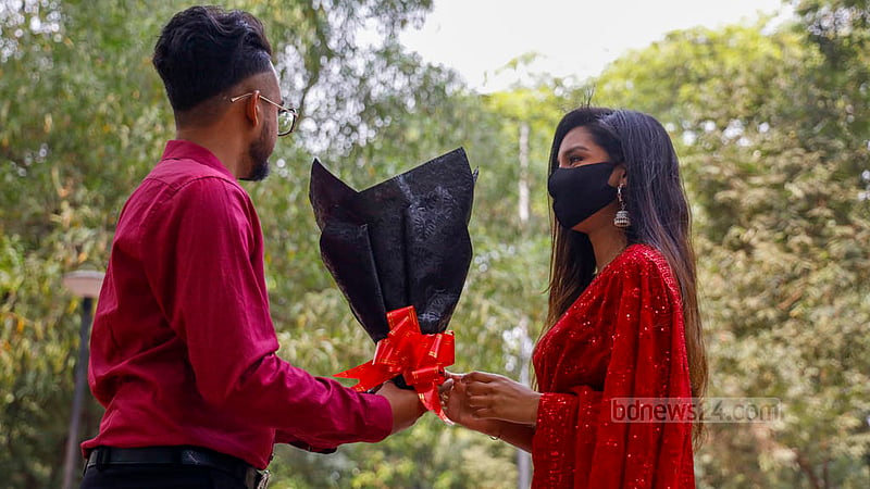 ভালোবাসা দিবসের প্রতীক হিসেবে সবার হাতে দেখা মিলেছে লাল গোলাপের।