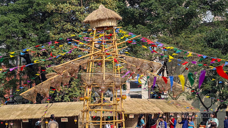 পিঠা উৎসব উপলক্ষে সেজেছে বাংলাদেশ শিল্পকলা একাডেমি প্রাঙ্গণ।