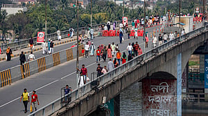 পোস্তগোলা সেতু পারাপারে দুর্ভোগ