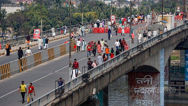 পোস্তগোলা সেতুতে সংস্কার কাজ চলায় সোমবার দিনভর এই পথ দিয়ে কোনো যানবাহন চলেনি; হেঁটেই পার হচ্ছে মানুষ।