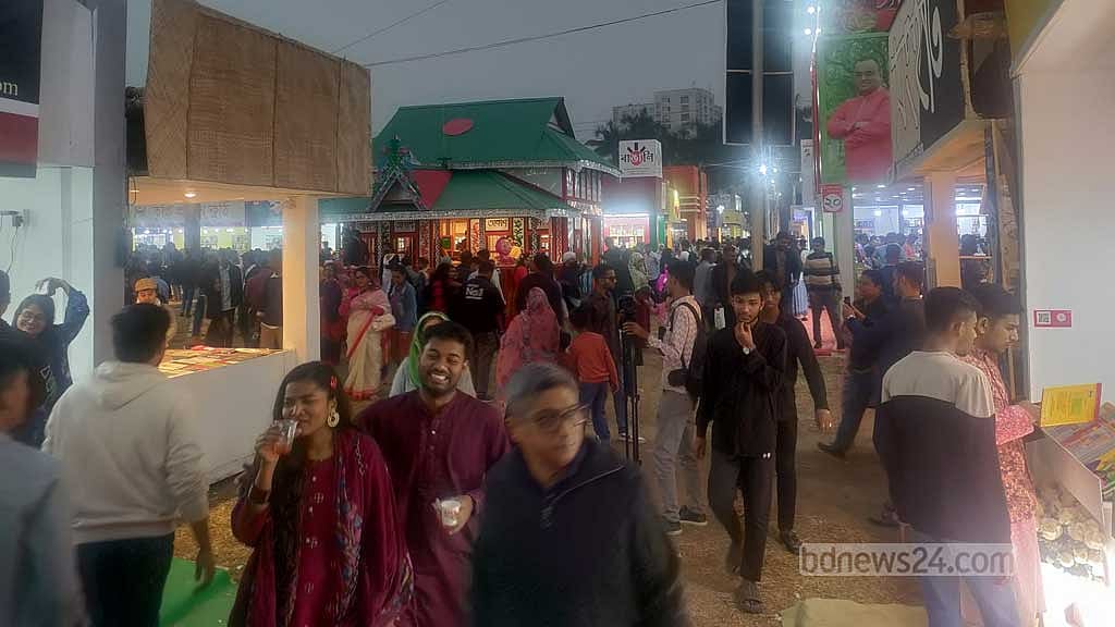 ছুটির দিনের বইমেলায় ঠাঁই নাই ঠাঁই নাই