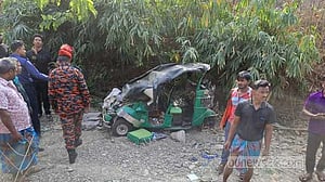 অটোরিকশায় লরির ধাক্কা, দুই বাহনই খাদে, ৩ যাত্রীর মৃত্যু