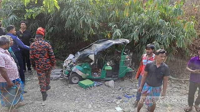 অটোরিকশায় লরির ধাক্কা, দুই বাহনই খাদে, ৩ যাত্রীর মৃত্যু