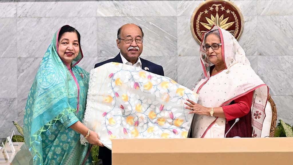 টাঙ্গাইল শাড়িসহ ৩ পণ্যের জিআই সনদ প্রধানমন্ত্রীর হাতে