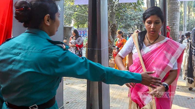 সোহরাওয়ার্দী উদ্যানে একুশে বইমেলার প্রবেশমুখে পুলিশের তল্লাশি।