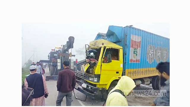 নরসিংদীতে বাস-কভার্ডভ্যানের সংঘর্ষে ২ চালক নিহত