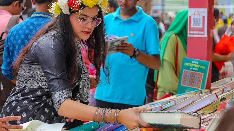 শহীদ দিবস ও আন্তর্জাতিক মাতৃভাষা দিবসে বইমেলার স্টল থেকে স্টলে ঘুরতে দেখা গেছে বইপ্রেমীদের।
