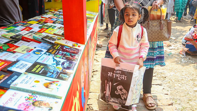 মা-বাবা ও স্বজনদের সঙ্গে বইমেলায় এসে বিভিন্ন স্টল ঘুরে বই কিনছে শিশুরা।