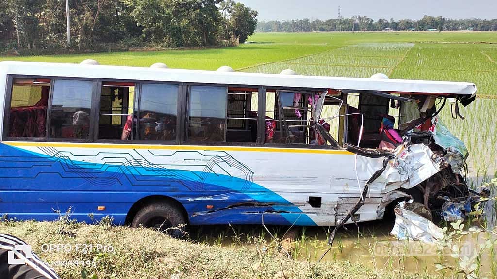 কক্সবাজারে বাস ও কভার্ডভ্যানের মুখোমুখি সংঘর্ষ, নিহত ৩