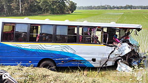 কক্সবাজারে বাস ও কভার্ডভ্যানের মুখোমুখি সংঘর্ষ, নিহত ৩