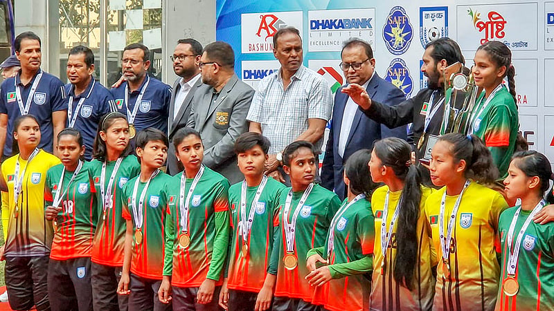 সাফ অনূর্ধ্ব-১৯ উইমেন’স চ্যাম্পিয়নশিপের শিরোপা ১০ দিন পর ট্রফি হাতে পেল বাংলাদেশ দল।