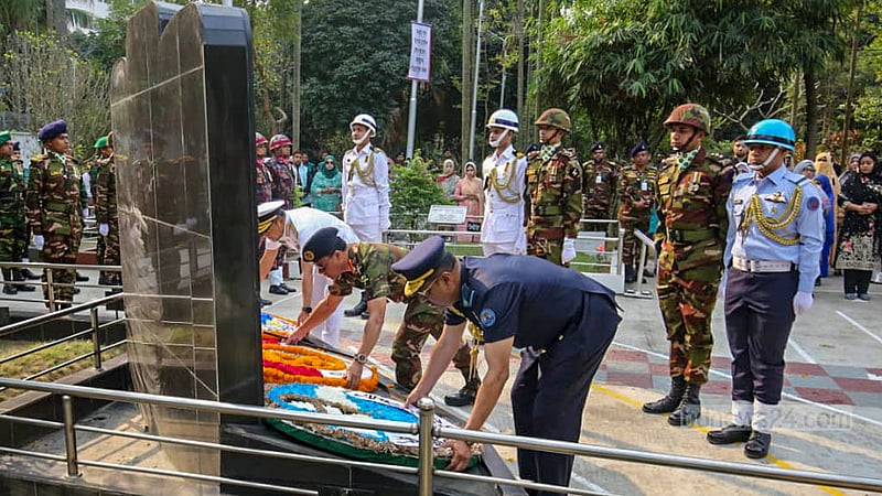 বিডিআর বিদ্রোহের ১৫ বছর পূর্তির দিন রোববার বনানী সামরিক কবরস্থানে নিহতদের কবরে শ্রদ্ধা জানান তিন বাহিনীর প্রধান।