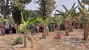 শ্রীপুরে কলা বাগানে স্ত্রীর দগ্ধ লাশ, স্বামী আটক