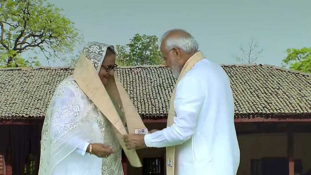 রাজঘাটে গান্ধী মেমোরিয়ালে শেখ হাসিনার শ্রদ্ধা