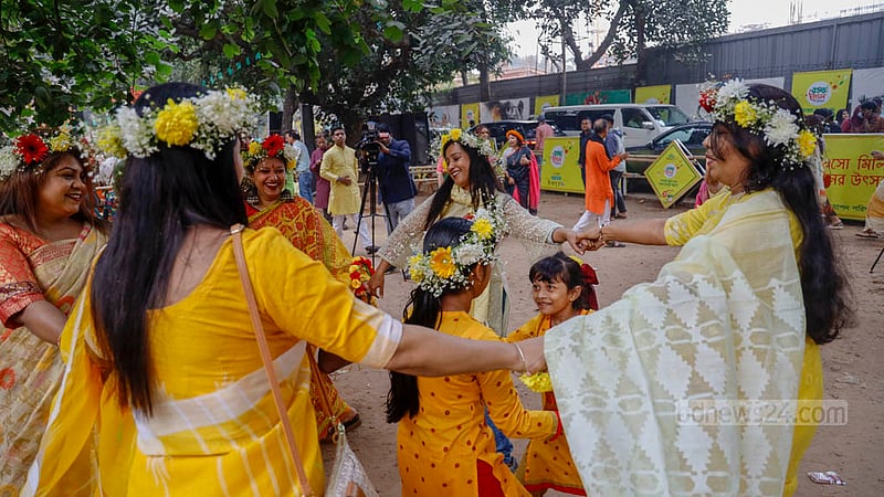 ঢাকা বিশ্ববিদ্যালয়ের চারুকলার বকুলতলায় বুধবার বসন্ত উৎসবে অনেকেই মাতেন আনন্দে।