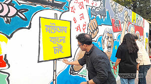 রঙ-তুলির আঁচড়ে একুশের প্রস্তুতি
