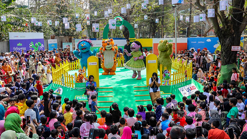 বরাবরের মতো এদিনও সিসিমপুর চত্বর ঘিরে ছিল শিশুদের ভিড়; সঙ্গে রঙ বেরঙয়ের বই দেখতে স্টলে স্টলে ঘুরে বেড়িয়েছে তারা।