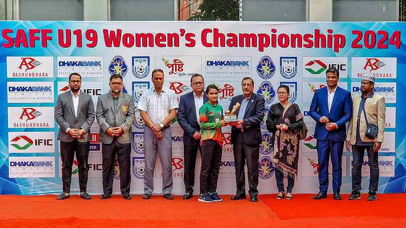 সাফ অনূর্ধ্ব-১৯ নারী ফুটবল দলের সদস্য সাগরিকা সর্বোচ্চ গোলদাতার পুরস্কারের পাশাপাশি পেয়েছেন সেরা খেলোয়াড়ের স্বীকৃতিও।