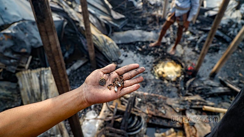 মিরপুর ১২ নম্বরে ঝিলপাড় বস্তিতে সোমবার দুপুরে লাগা আগুন নেভার পর এক ঘর থেকে উদ্ধার করা স্বর্ণালংকার।