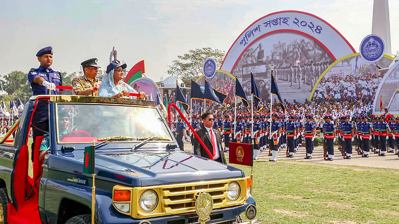 রাজারবাগ পুলিশ লাইন্স মাঠে মঙ্গলবার সকালে বাংলাদেশ পুলিশের বিভিন্ন কন্টিনজেন্ট ও পতাকাবাহী দলের প্যারেড পরিদর্শন ও অভিবাদন গ্রহণ করেন প্রধানমন্ত্রী শেখ হাসিনা।