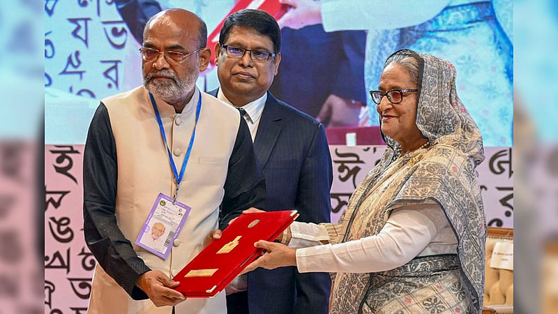 ভাষা আন্দোলনে অবদানে একুশে পদকপ্রাপ্ত (মরণোত্তর) মৌলানা আশরাফুদ্দীন আহমদের পক্ষে মঙ্গলবার প্রধানমন্ত্রী শেখ হাসিনার হাত থেকে পদক নেন তার ছেলে শরিফ আহমেদ সাদি।