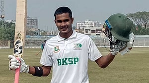 ৬৫০ মিনিট ব্যাটিং করে তরুণ ওপেনারের ট্রিপল সেঞ্চুরি