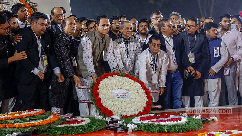 একুশের প্রথম প্রহরে কেন্দ্রীয় শহীদ মিনারে শ্রদ্ধা নিবেদন করেন শিক্ষামন্ত্রী মহিবুল হাসান চৌধুরী নওফেল।