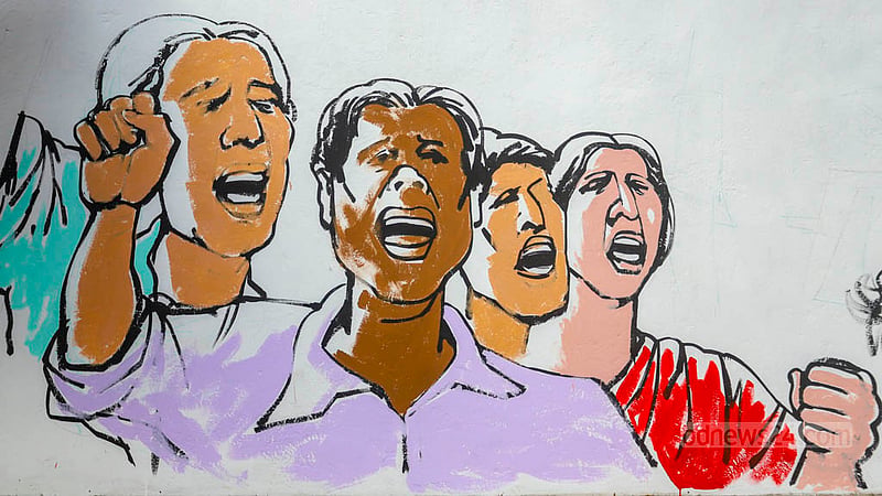 কেন্দ্রীয়&amp;nbsp;শহীদ মিনারের পাশের দেয়ালে শিল্পীর রং তুলির আঁচড়ে ফুটে উঠেছে বায়ান্নোর ভাষা আন্দোলনের চিত্র।