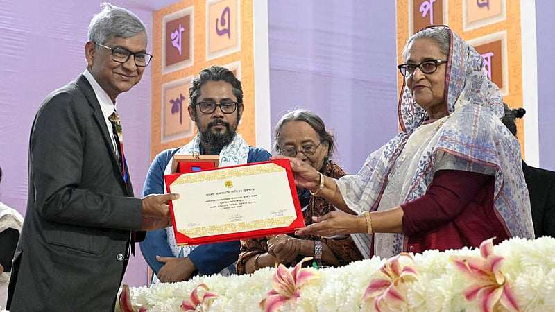 প্রধানমন্ত্রী শেখ হাসিনার হাত থেকে ২০২৩ সালের বাংলা একাডেমি পুরস্কার নেন নূরুদ্দিন জাহাঙ্গীর। কথাসাহিত্য বিভাগে এ পুরস্কার পেলেন তিনি।